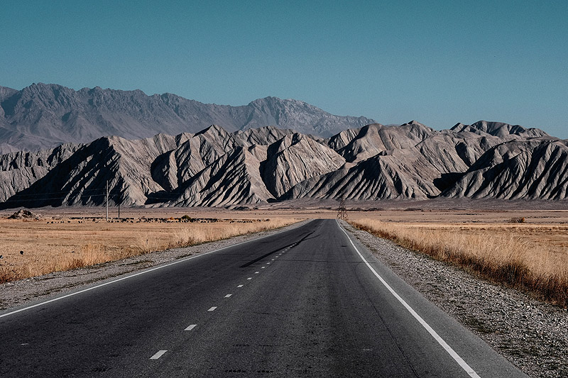 Art Photo Bcn - foto de una carretera en el desierto con montañas al fondo