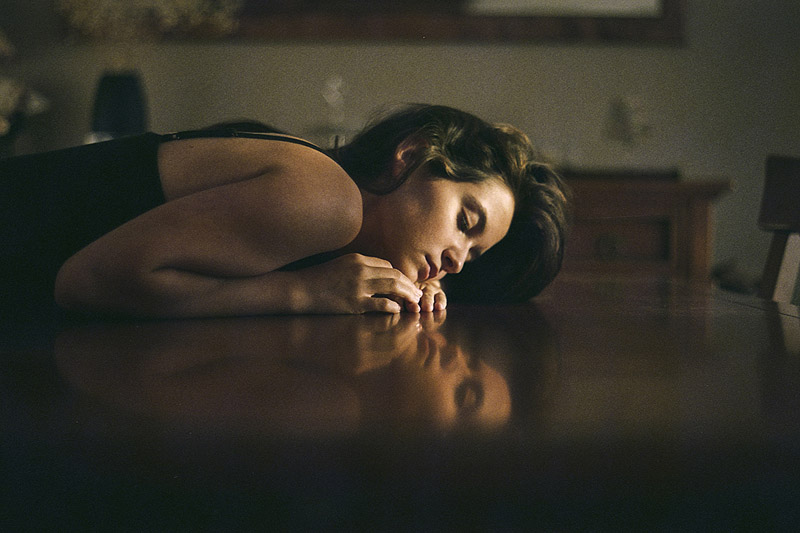 Art Photo Bcn - retrato de chica durmiendo sobre una mesa