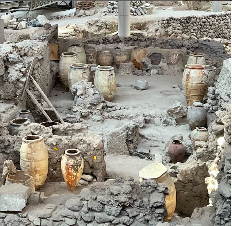 BCK 2024, 1ª Bienal de ceraminca contemporánea en Santorini, Grecia. Piezas procedentes de las excavaciones de Akrotiri