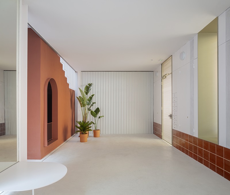 Churruca-BeStudio: detalle puerta de entrada planta baja con cerámica de tonos terracota