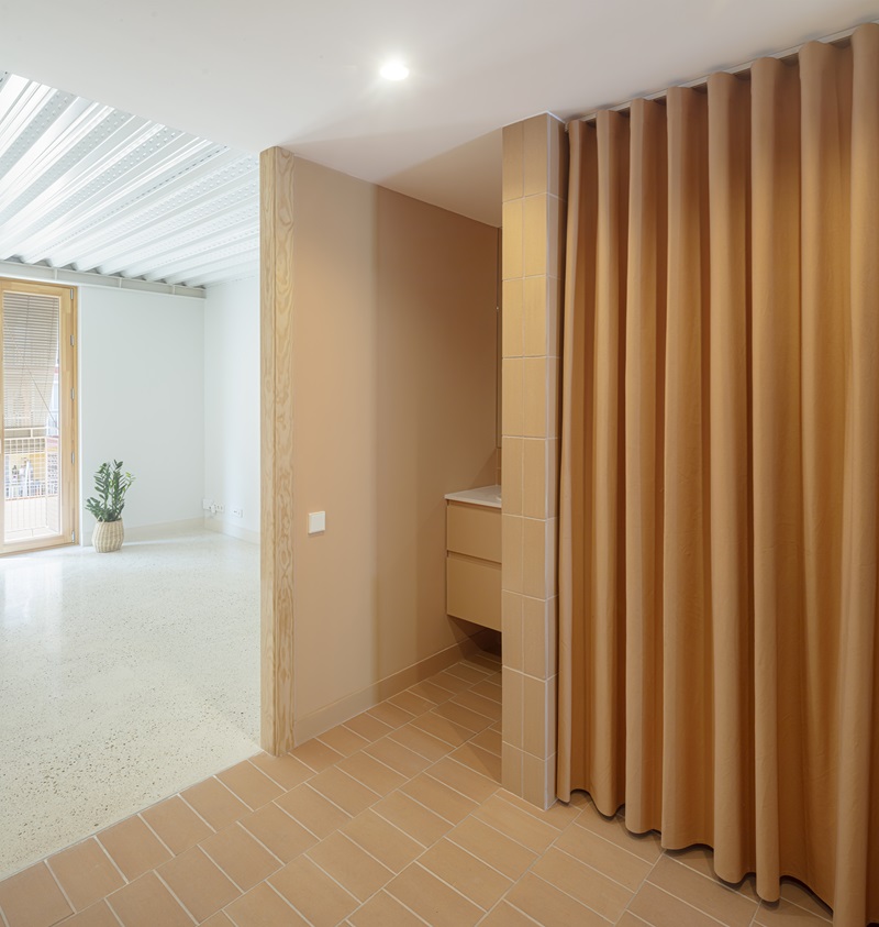 Churruca-BeStudio: cuartos de baño con aseo con cerámica y cortinas salmón