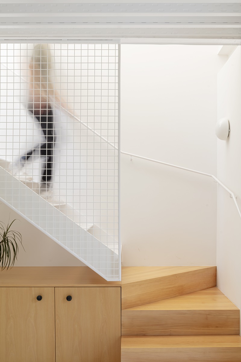 Churruca-BeStudio: detalle escalera metálica interior vivienda dúplex