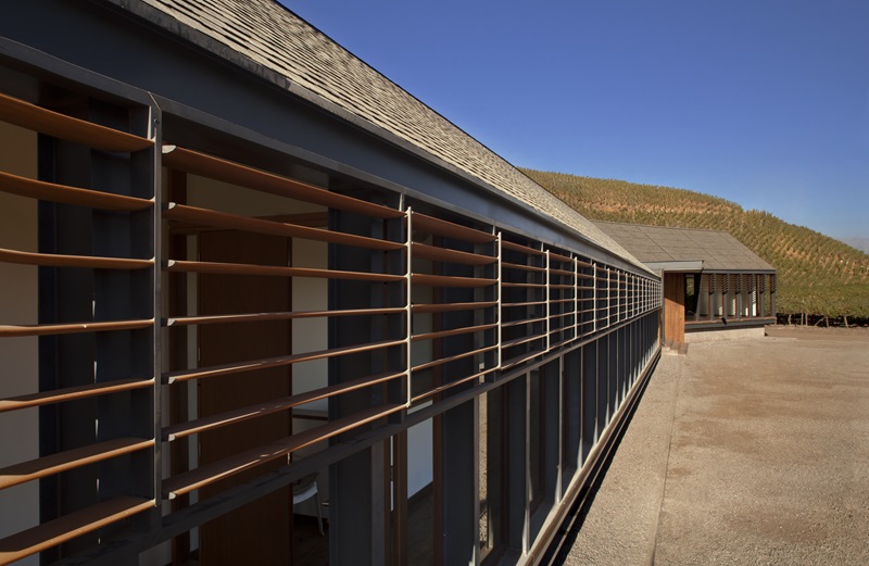 Claro-Westendarp-Arquitectos-Viña-Maipo: fachada con lamas de la casa de huéspedes en el valle del Maipo