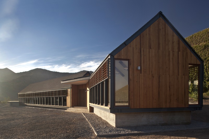 Claro-Westendarp-Arquitectos-Viña-Maipo: fachada lateral de la casa de huéspedes en el valle del Maipo