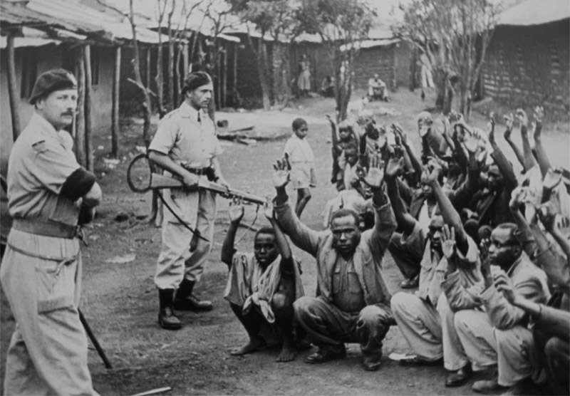 Documenta Madrid 2024 - imagen de fotograma, grupo de negros custodiados por soldado blanco