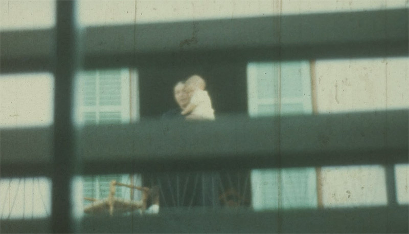 Documenta Madrid 2024 - imagen de fotograma, una mujer en un balcón con un bebe