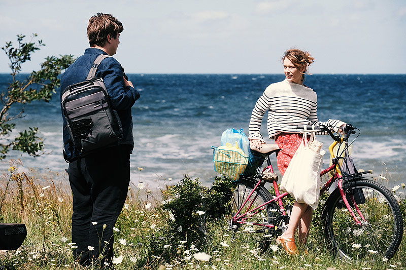 El cielo rojo - fotograma de la película se ve a un chico y a una chica conversando junto al mar