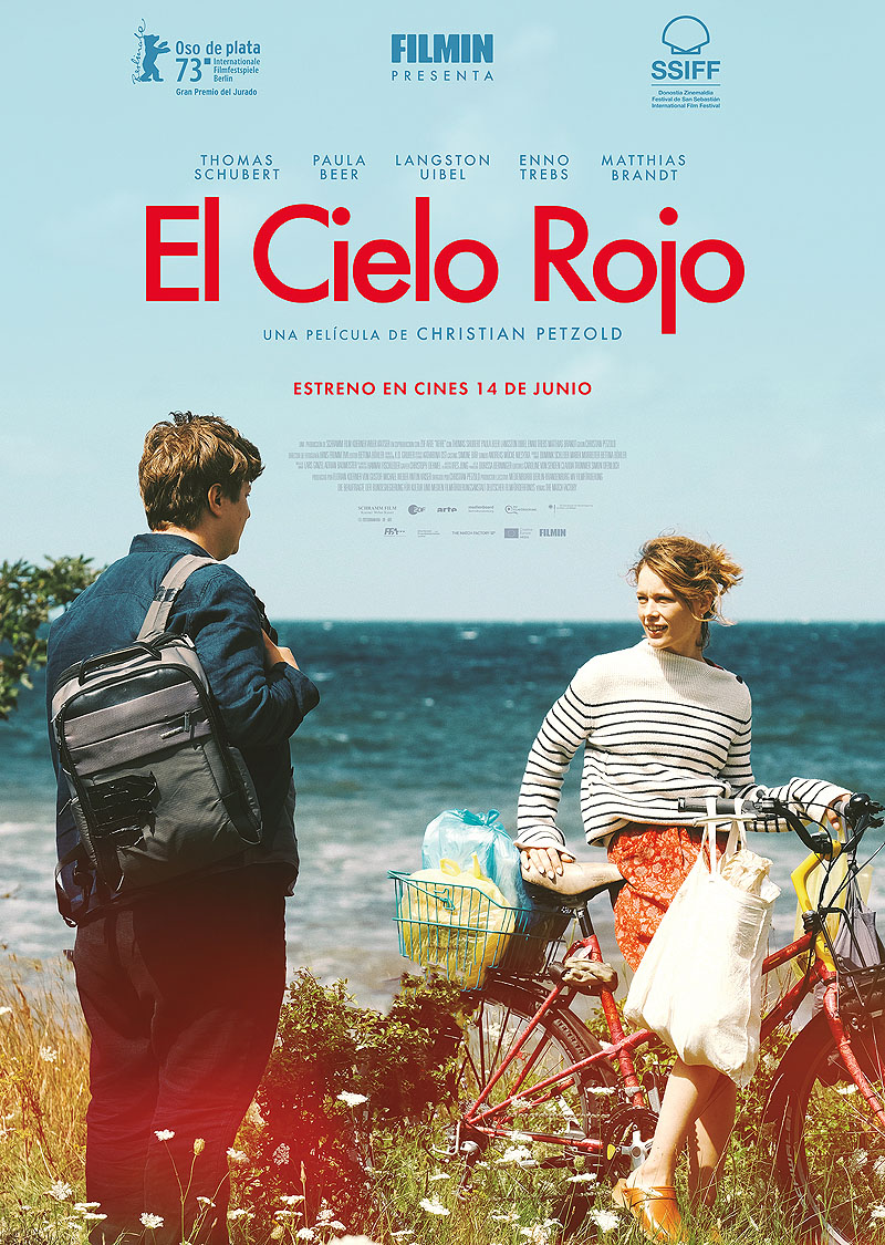 El cielo rojo - poster de la película se ve a un chico y a una chica conversando junto al mar