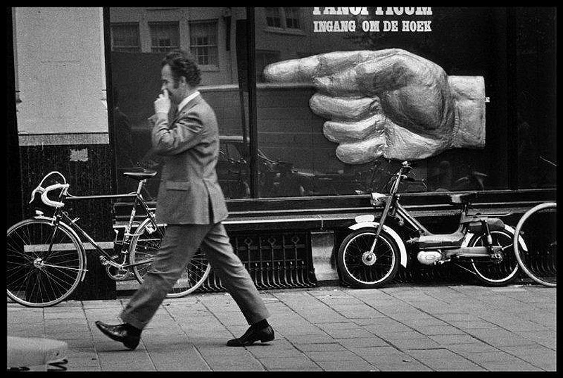 Elliott Erwitt - fotografía en blanco y negro de un hoble caminando por la calle