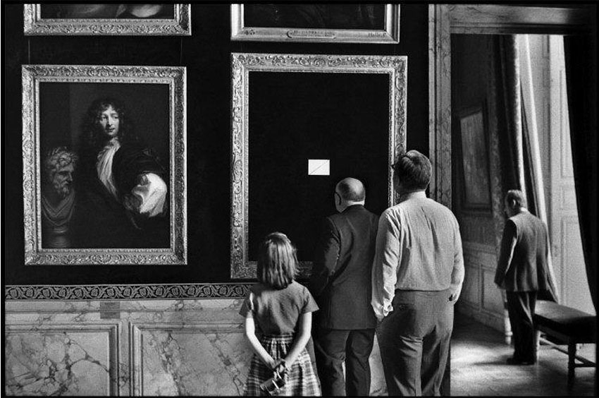 Elliott Erwitt - fotografía en blanco y negro de gente observando un cuadro