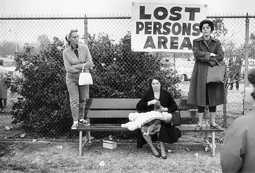 Elliott Erwitt - fotografía en blanco y negro de señoras en un banco