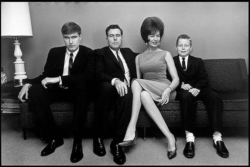 Elliott Erwitt - fotografía en blanco y negro de una familia de los años70 en un sofá