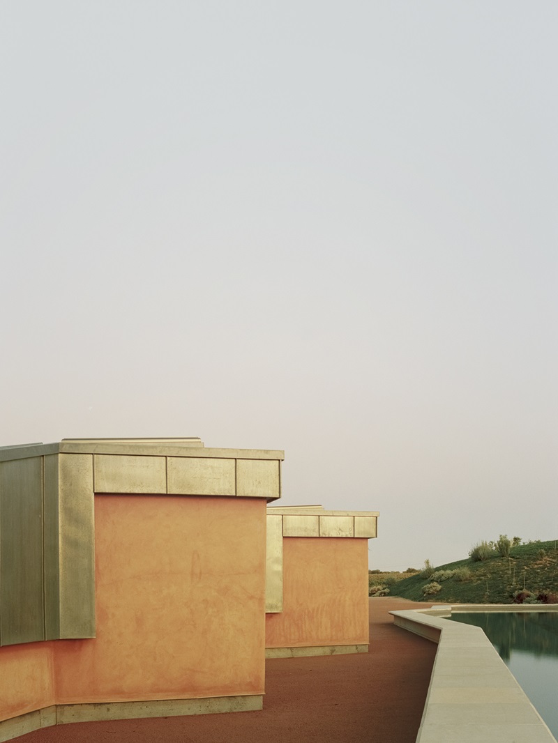 Embaixada-Herdade-da-Cardeira: edificios con fachadas anaranjadas de tierra apisonada del lugar