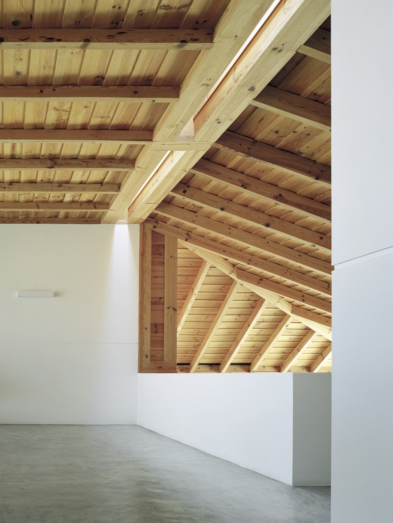 Embaixada-Herdade-da-Cardeira: interior con paredes de recubiertas con yeso de cal natural y techos inclinados de madera 
