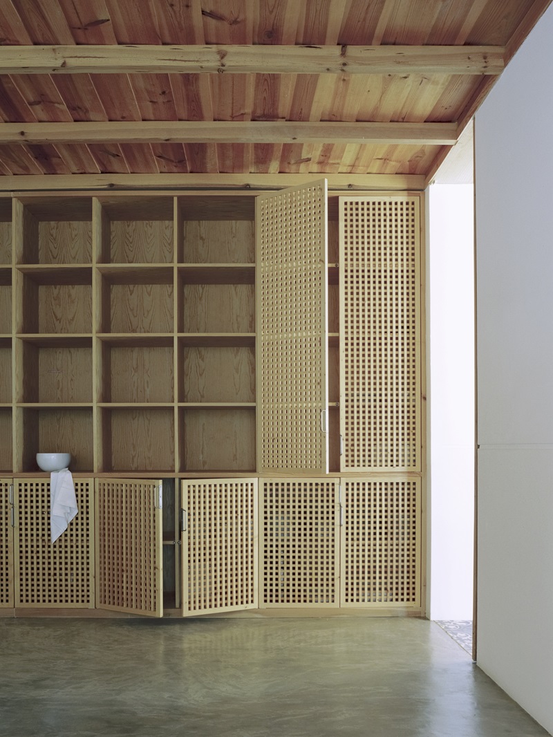 Embaixada-Herdade-da-Cardeira: interiores con mobiliario de madera 
