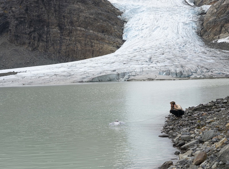 Lo-mejor-de-Mayrit-2024-una-selección-de-10-eventos: foto con dispositivo y paisaje en el agua helada