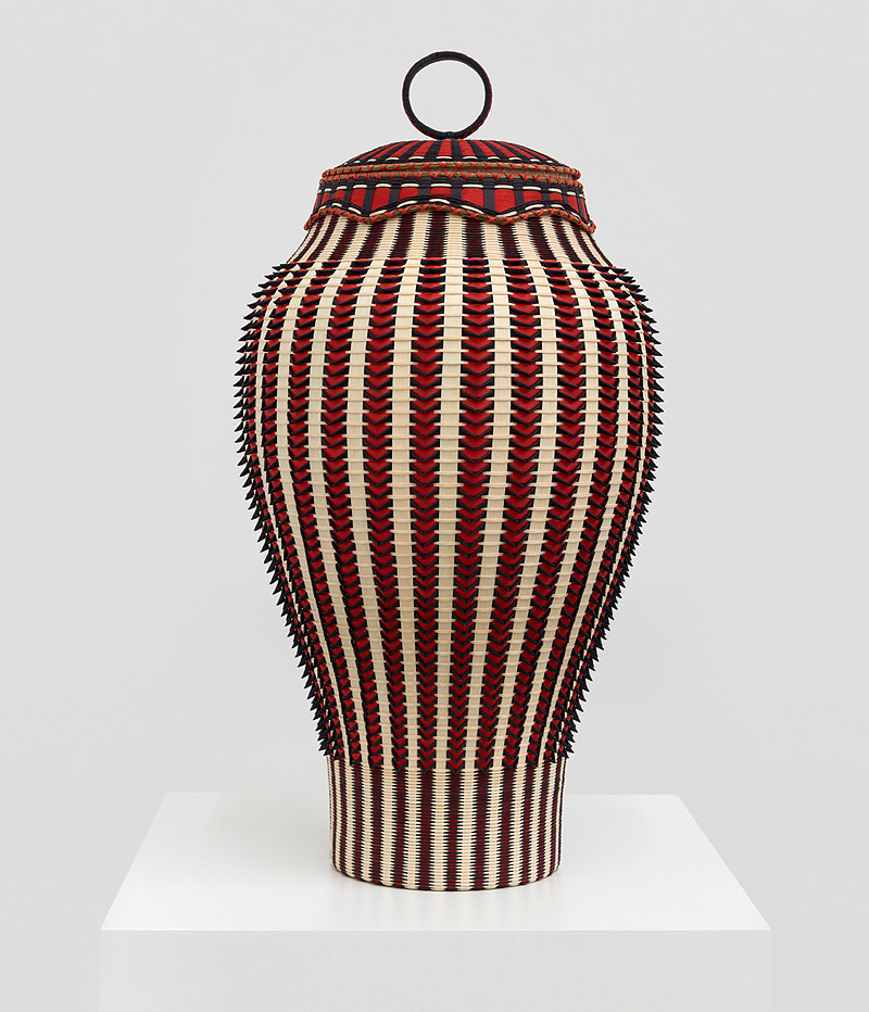 Loewe craft price. Foto escultura en forma jarrón de lana.