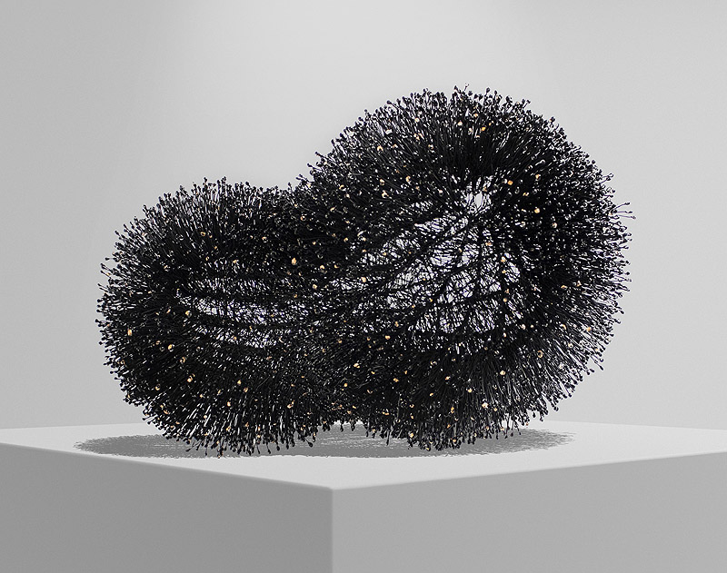 Loewe craft price. Foto escultura en forma de esponja negra.