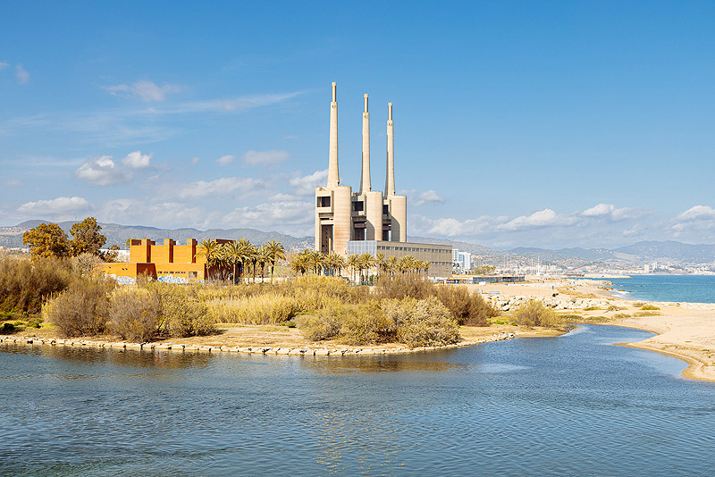 Manifesta. Imagen de las tres chimeneas en Barcelona metropolitana