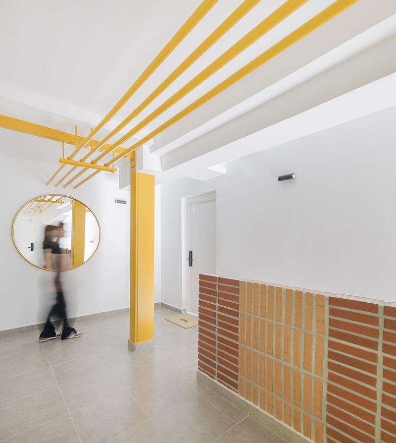 OOIIO-Arquitectura-Apartamentos-Man: interiores con tuberías amarillas