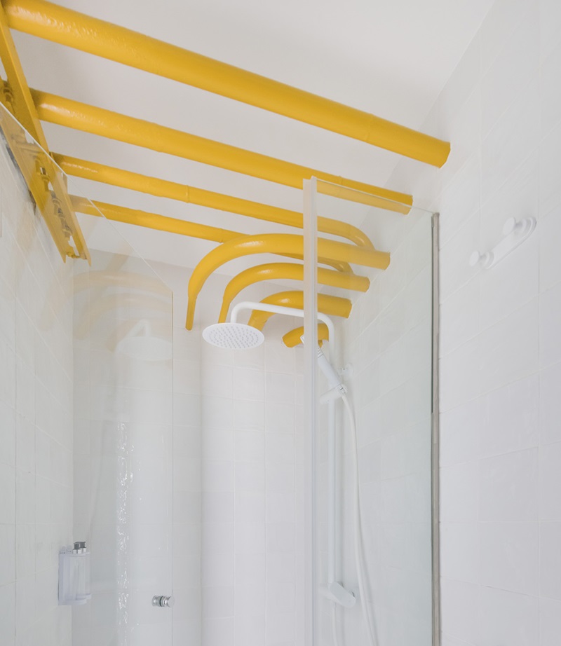 OOIIO-Arquitectura-Apartamentos-Man: baño con tuberías amarillas