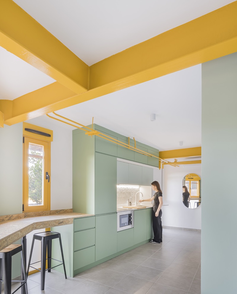 OOIIO-Arquitectura-Apartamentos-Man: cocina con viga amarilla