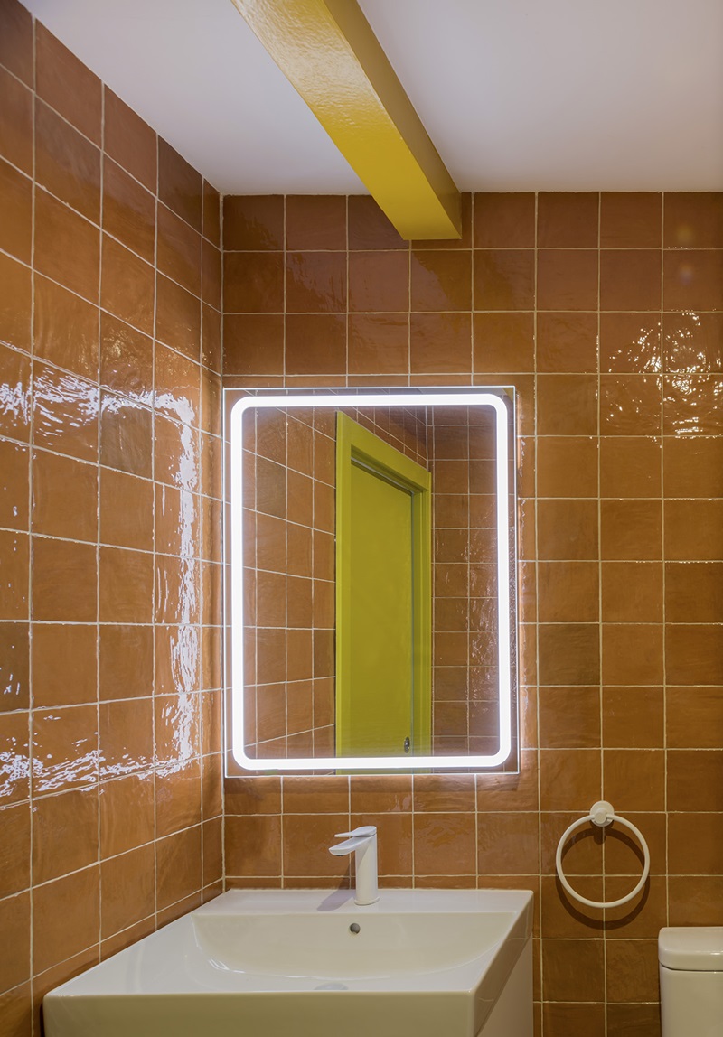 OOIIO-Arquitectura-Apartamentos-Man: cuarto de baño anaranjado
