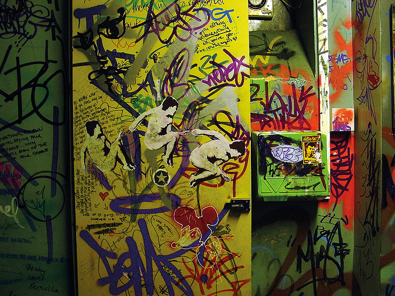 The Dragon Bar 1998-2008 - imagen de graffiti