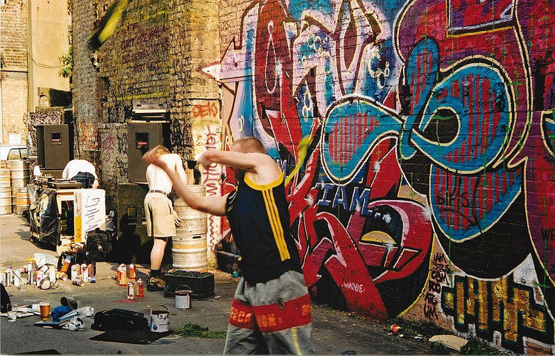 The Dragon Bar 1998-2008 - imagen del mítico bar, se ve gente joven haciendo graffitis y bailando