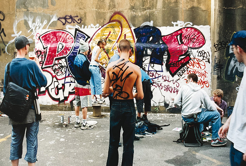 The Dragon Bar 1998-2008 - imagen del mítico bar, se ve gente joven haciendo graffitis y bailando