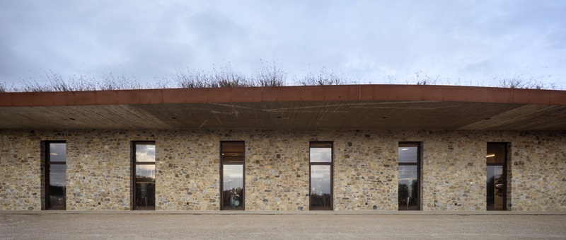 Ubik-Architecture-tenuta-il-quinto: bodega con fachada de piedra y acero corten