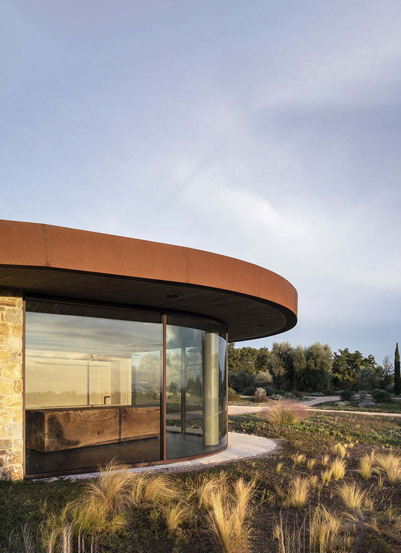 Ubik-Architecture-tenuta-il-quinto: fachada redondeada toda de cristal con vista a los viñedos