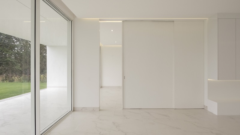 Wow-Estudio-Blanco-Calido: estancia con puerta corredera y cristal