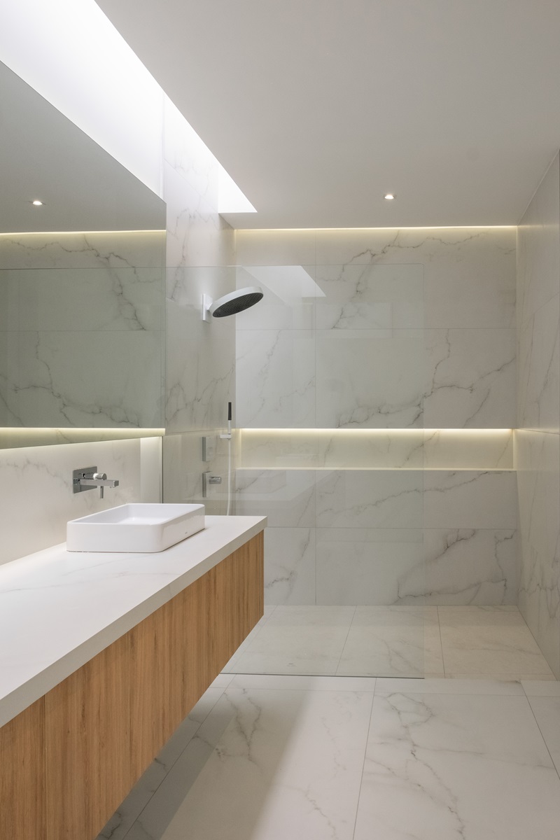 Wow-Estudio-Blanco-Calido: baño con paredes de mármol