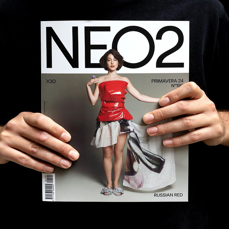 Democracia Estudio nuevo diseño de Neo2 Magazine: portada de Rusian Red en el número 191
