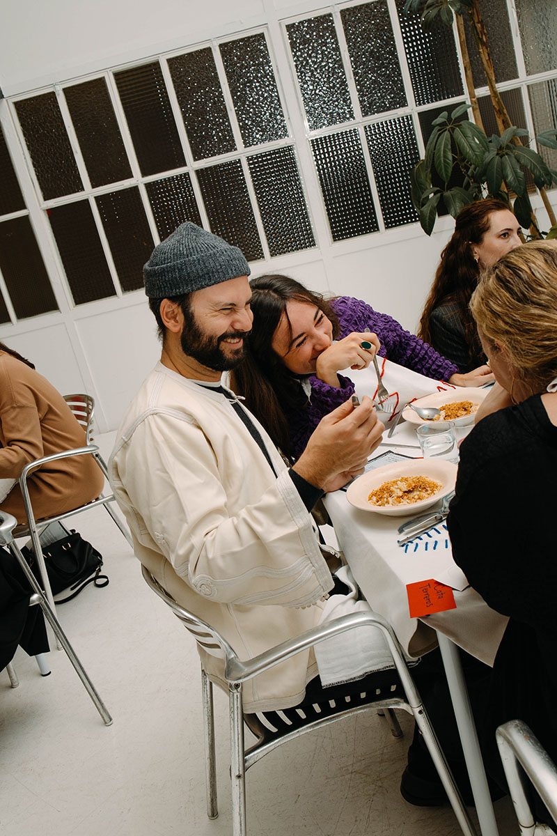 Fondo Supper Club: grupo de invitados divirtiéndose en una de las cenas