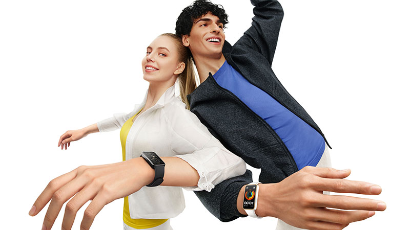Huawei Band 9: dos personas con las pulseras en los colores blanco y negro.