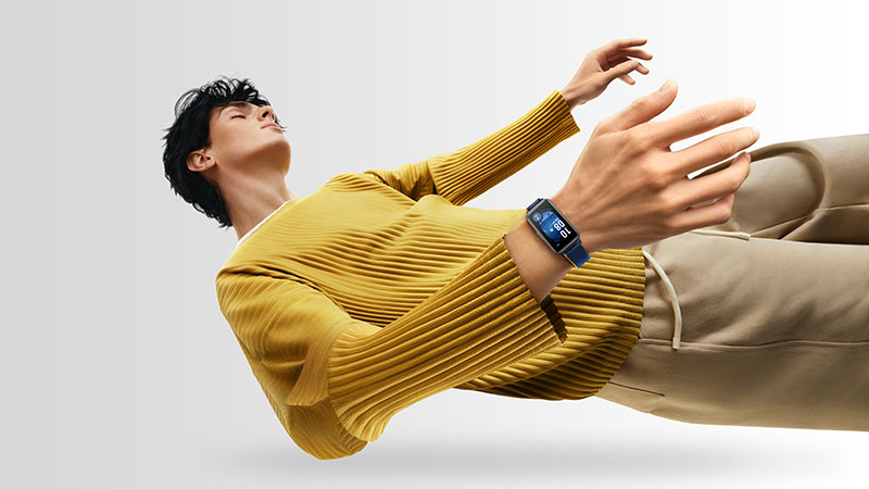 Huawei Band 9: un hombre con la pulsera de actividad en color azul.