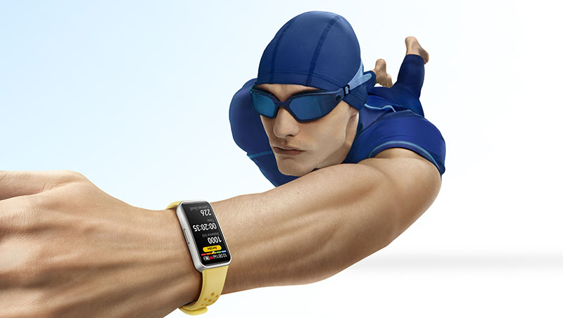 Huawei Band 9: un hombre nadando con la pulsera de actividad en color amarillo.