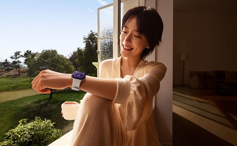 Huawei Watch Fit 3: una mujer mira a su reloj inteligente