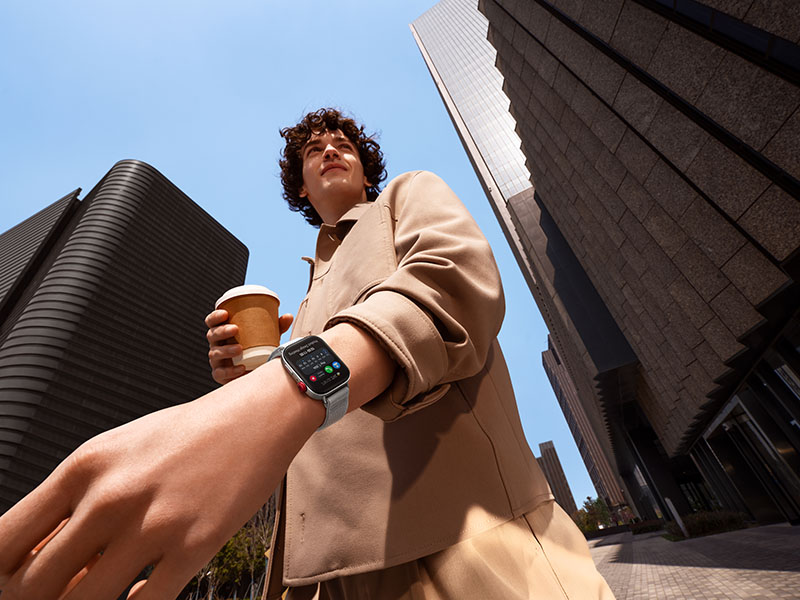 Huawei Watch Fit 3: un hombre con el reloj en su muñeca