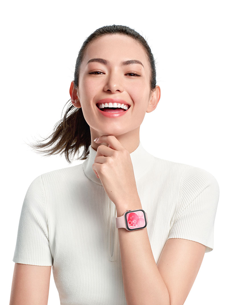 Huawei Watch Fit 3: una joven con el reloj en su muñeca