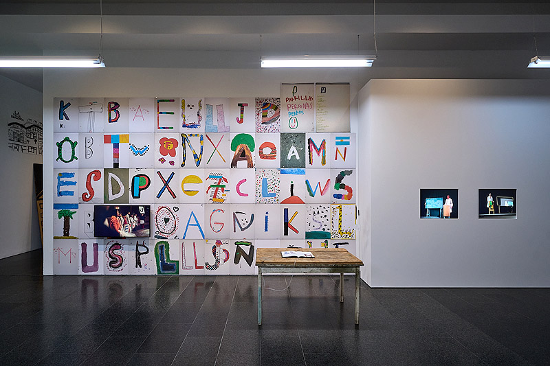 Jordi Colomer. Mural formado por letras de colores.