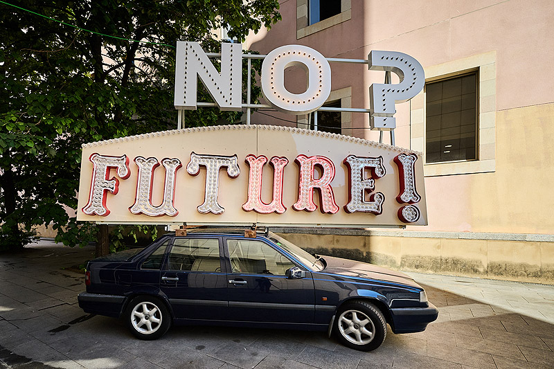 Jordi Colomer. Imagen de un coche y un cartel que lee No Future