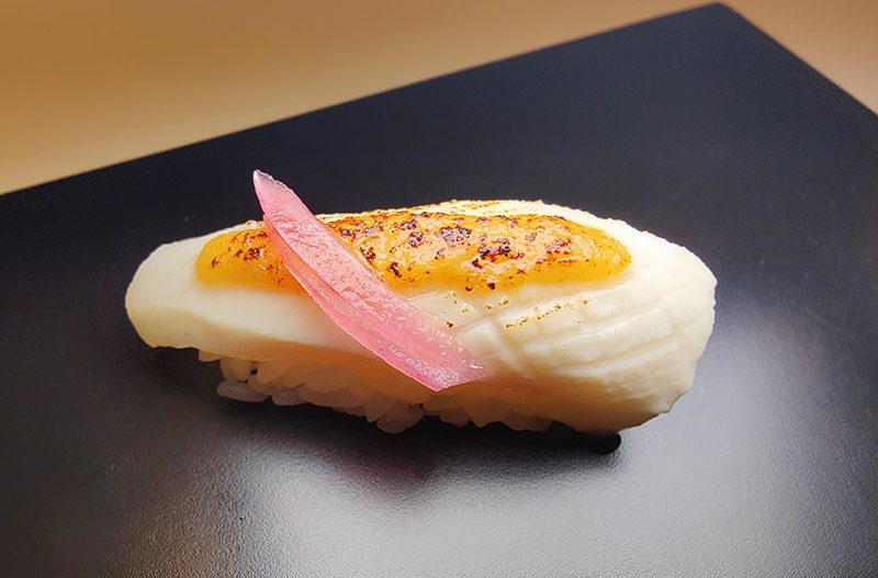 Menú degustación restaurante Moso: niguiri de pez mantequilla