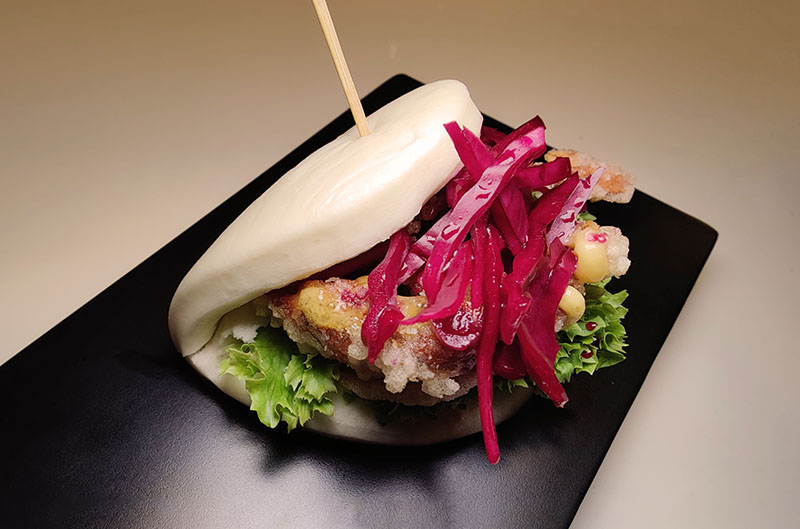 Menú degustación restaurante Moso: un bao con cangrejo crujiente