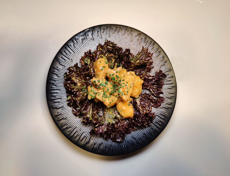 Menú degustación restaurante Moso: una tempura con lechuga