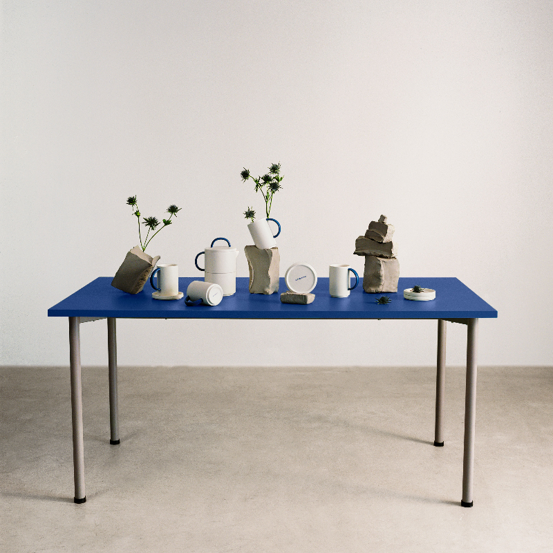 Raw and New Create: mesa adornada con objetos de la colección