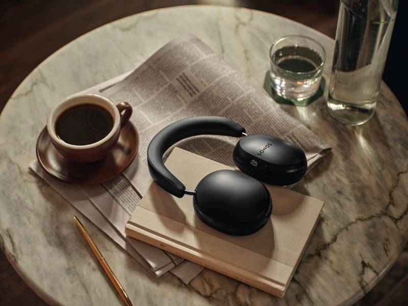 Sonos Ace: los auriculares negros en una mesa.