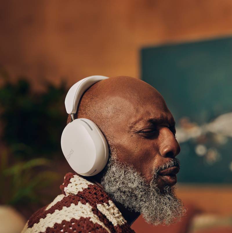 Sonos Ace: los auriculares blancos puestos en un hombre.